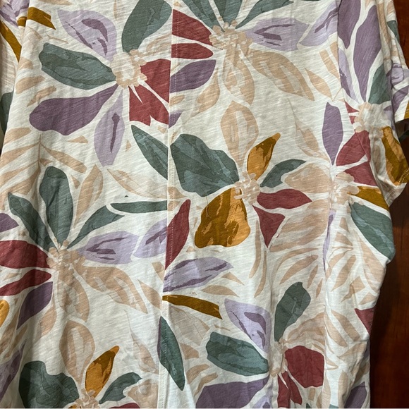 Nicole Miller Woman’s Floral Plus size short sleeve shirt. Size 3X - Picture 7 of 7